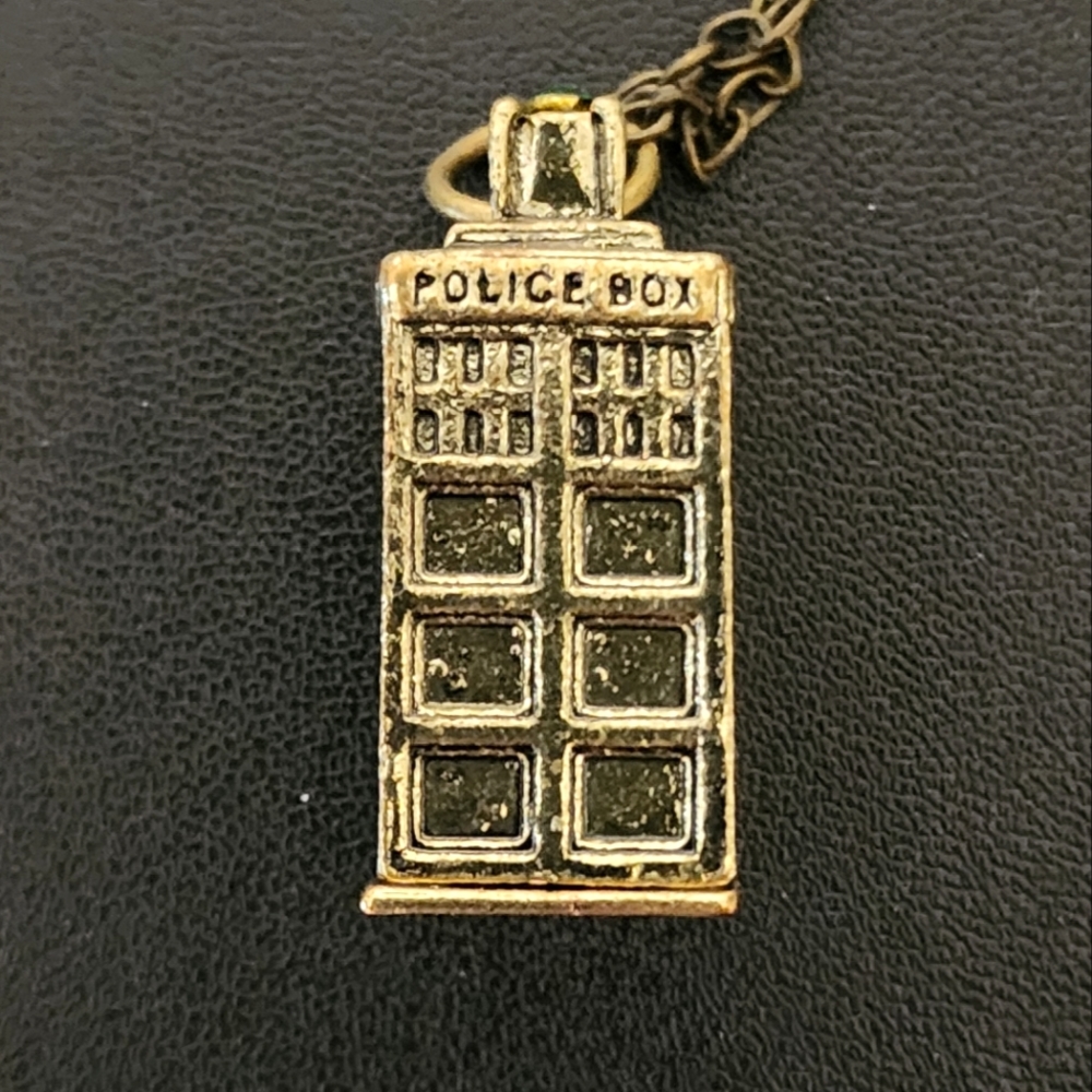 Tardis Dr. Who goldtone necklace and pendant with green jewel‎